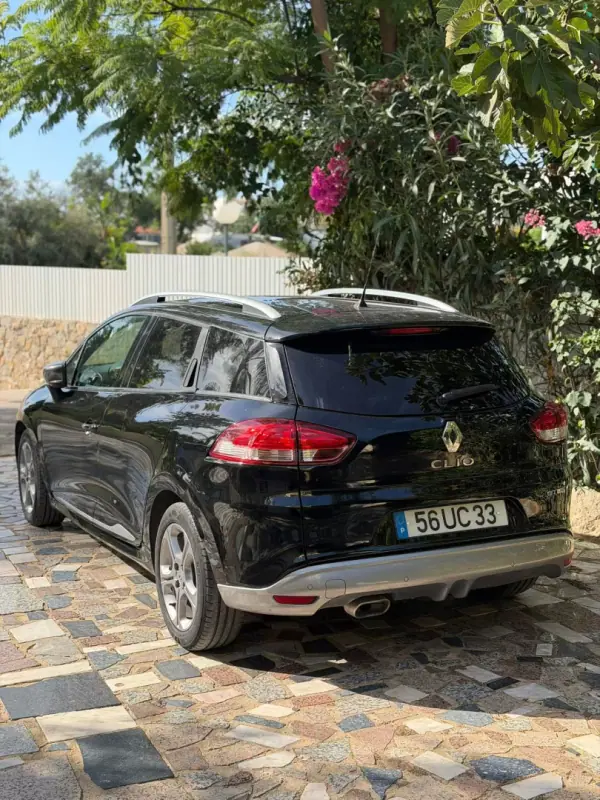 Renault Clio 2018 - 13900 EUR, 145107 km - AUTO.MOTO.pt - 145107km - foto 4 de 10