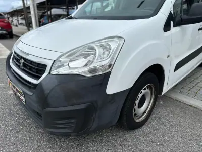 Peugeot Partner 2016 - 10900 EUR, 177432 km - AUTO.MOTO.pt - 177432km - foto 2 de 20