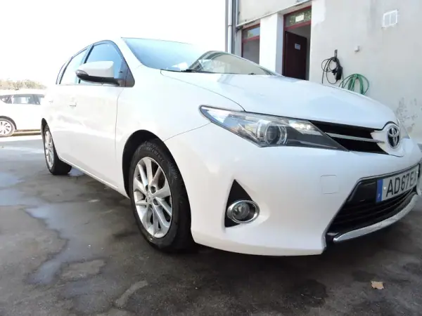 Toyota Auris 2015 - 12750 EUR, 141331 km - AUTO.MOTO.pt - 141331km - foto 2 de 15