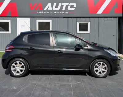 Peugeot 208 2013 - 8250 EUR, 73000 km - AUTO.MOTO.pt - 73000km - foto 4 de 12
