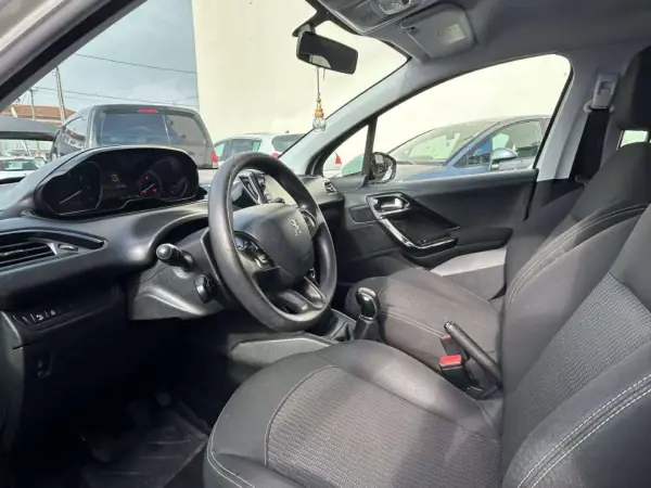 Peugeot 208 2018 - 12990 EUR, 92000 km - AUTO.MOTO.pt - 92000km - foto 10 de 14