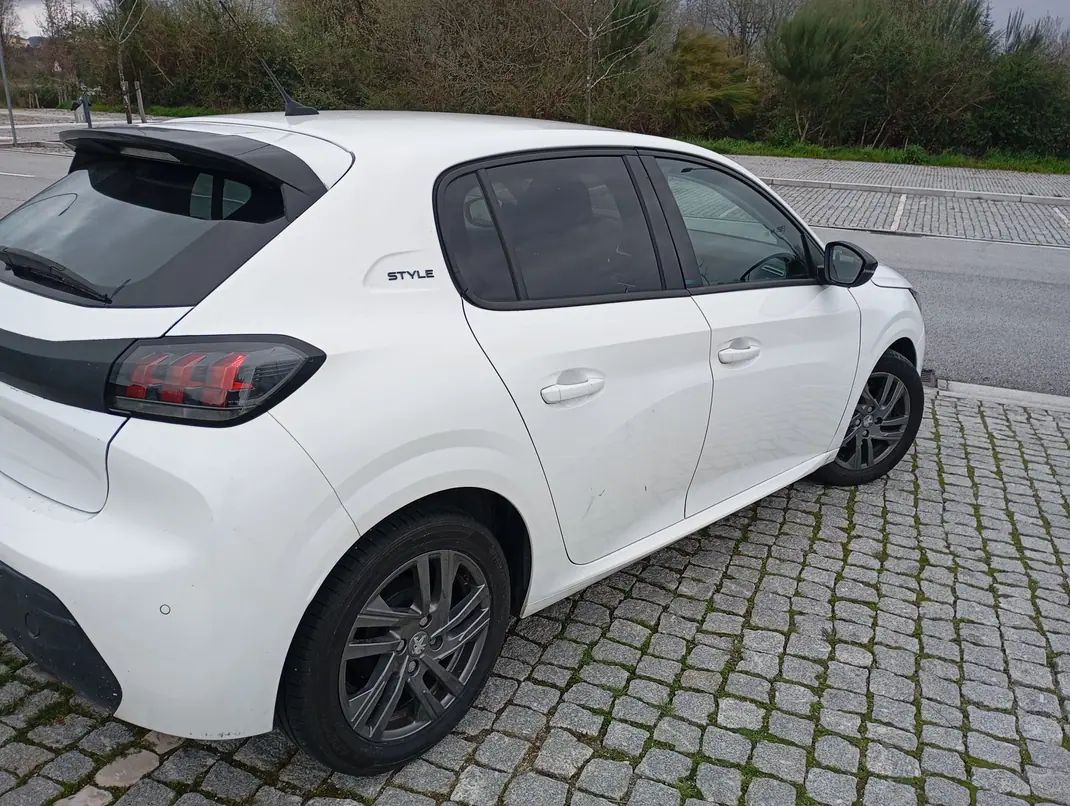 Peugeot 208 2022 - 12950 EUR, 14000 km - AUTO.MOTO.pt - 14000km - foto 6 de 9