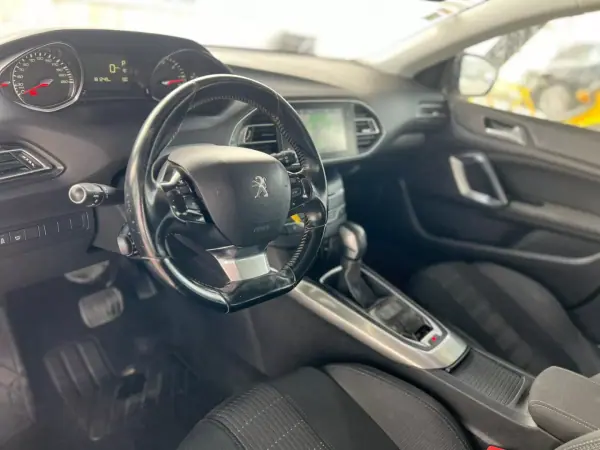 Peugeot 308 2017 - 13500 EUR, 181250 km - AUTO.MOTO.pt - 181250km - foto 11 de 12