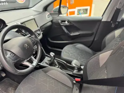 Peugeot 2008 2019 - 13900 EUR, 39416 km - AUTO.MOTO.pt - 39416km - foto 17 de 20
