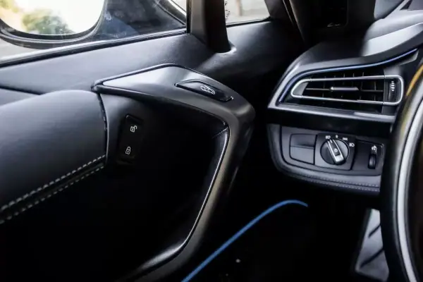 BMW i8 2016 - 61900 EUR, 93668 km - AUTO.MOTO.pt - 93668km - foto 20 de 45