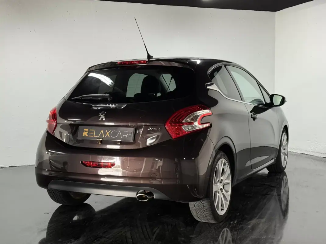 Peugeot 208 2012 - 6500 EUR, 236500 km - AUTO.MOTO.pt - 236500km - foto 7 de 21