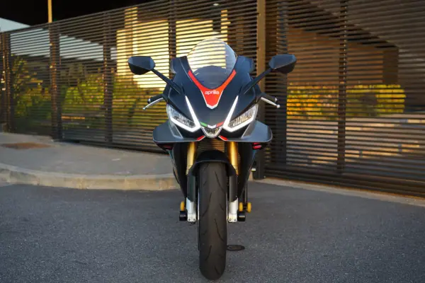 Aprilia RSV 1000 R 2023 - 18750 EUR, 12000 km - AUTO.MOTO.pt - 12000km - foto 3 de 20