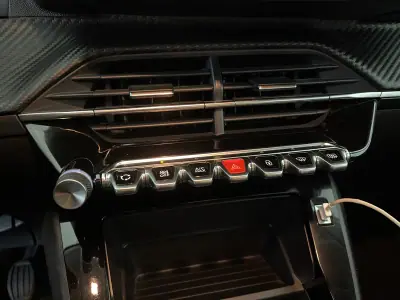 Peugeot 208 2020 - 11900 EUR, 177000 km - AUTO.MOTO.pt - 177000km - foto 24 de 28