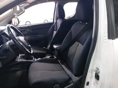 Mitsubishi L200 2.4 DI-D CE 3LUG Club Invite 4WD 2019 - 22900 EUR, 126430 km - AUTO.MOTO.pt - 126430km - foto 5 de 10