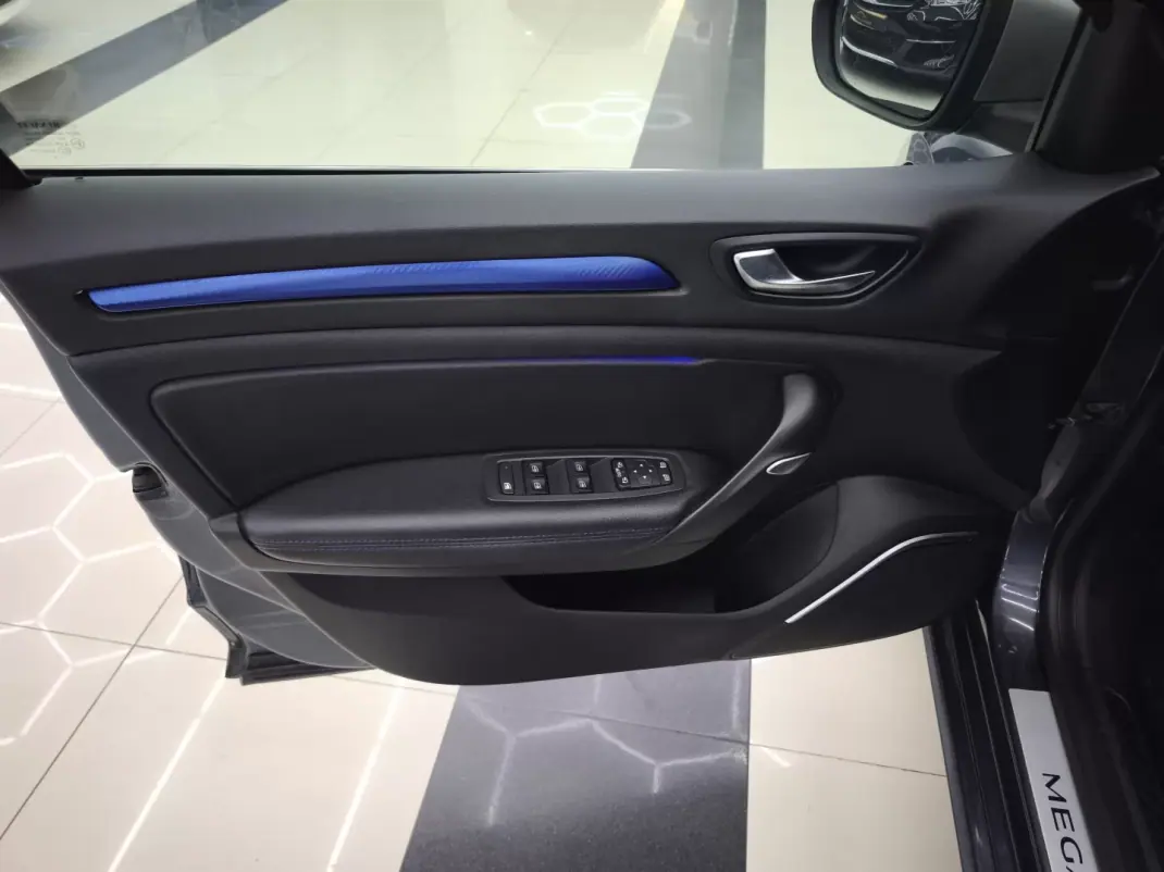 Renault Mégane Sport Tourer 2018 - 14450 EUR, 246155 km - AUTO.MOTO.pt - 246155km - foto 17 de 37
