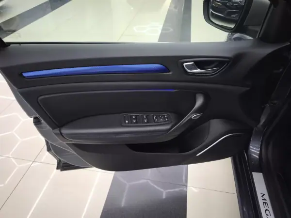Renault Mégane Sport Tourer 2018 - 14450 EUR, 246155 km - AUTO.MOTO.pt - 246155km - foto 17 de 37