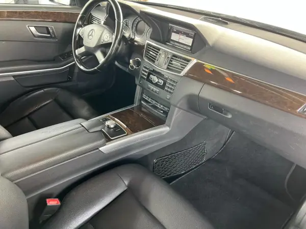 Mercedes-Benz E 200 2012 - 12500 EUR, 286000 km - AUTO.MOTO.pt - 286000km - foto 4 de 10