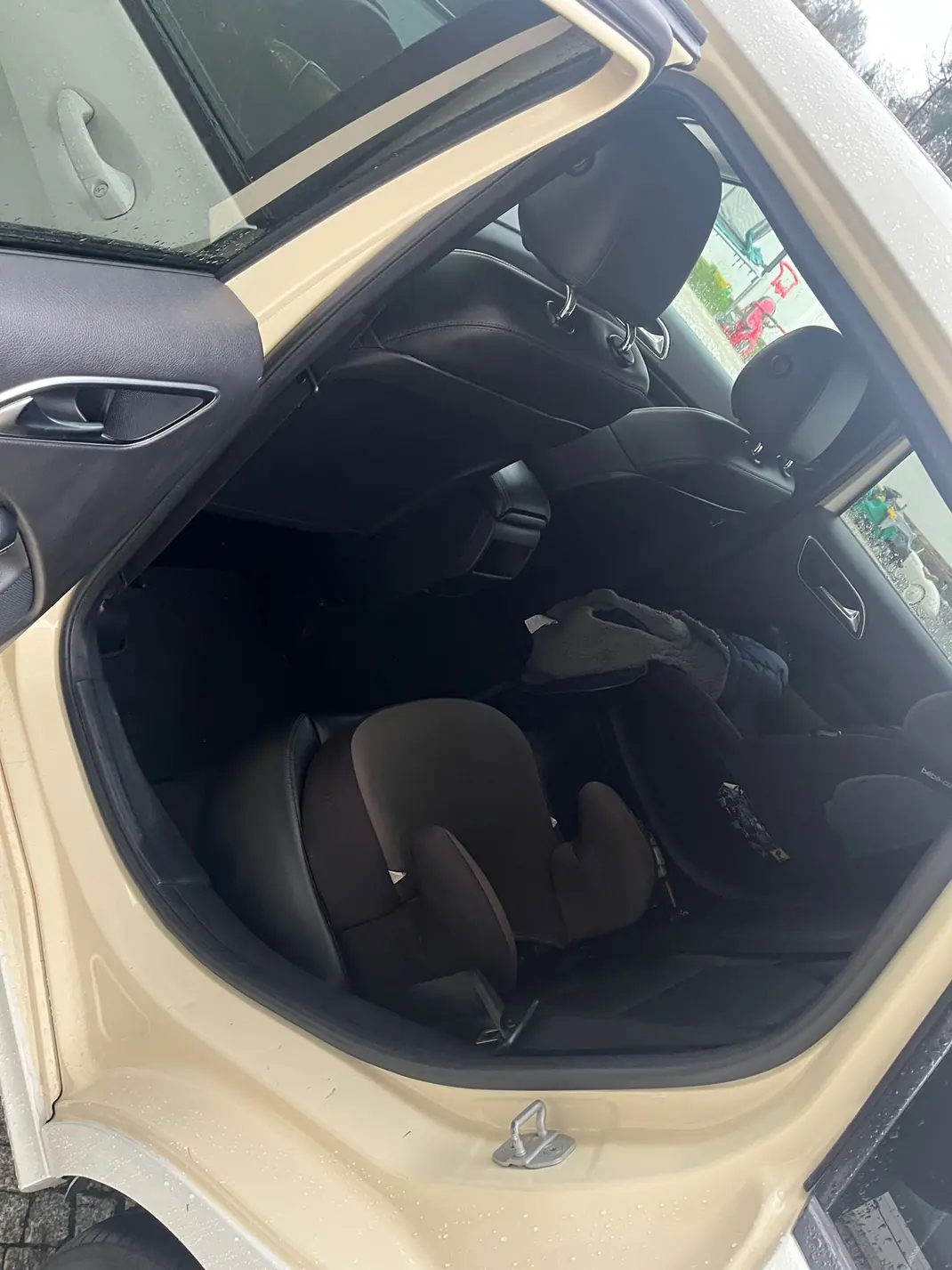 Mercedes-Benz B 180 2013 - 7000 EUR, 411000 km - AUTO.MOTO.pt - 411000km - foto 8 de 10