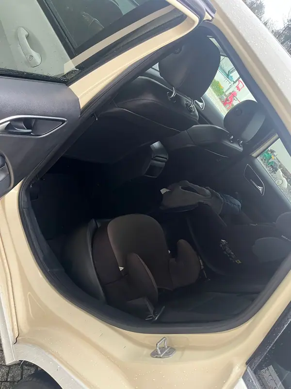Mercedes-Benz B 180 2013 - 7000 EUR, 411000 km - AUTO.MOTO.pt - 411000km - foto 8 de 10