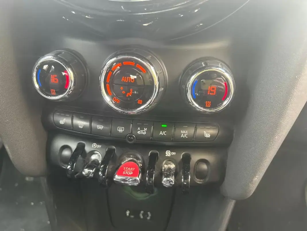 MINI 5 Portas 2016 - 13000 EUR, 203000 km - AUTO.MOTO.pt - 203000km - foto 12 de 27