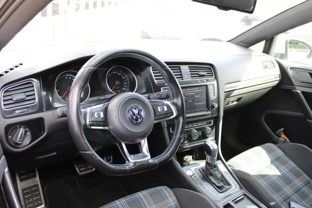 Volkswagen Golf 2015 - 12900 EUR, 233561 km - AUTO.MOTO.pt - 233561km - foto 9 de 27
