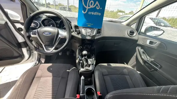 Ford Fiesta 2015 - 6900 EUR, 180000 km - AUTO.MOTO.pt - 180000km - foto 11 de 13