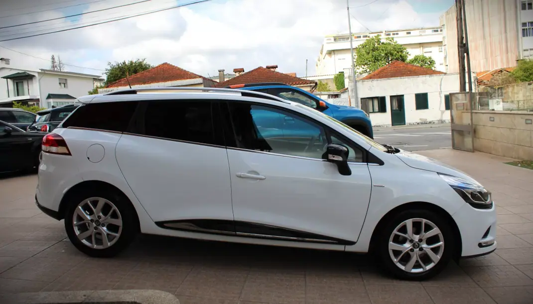 Renault Clio Sport Tourer 2020 - 12990 EUR, 53000 km - 53000km - foto 4 de 36