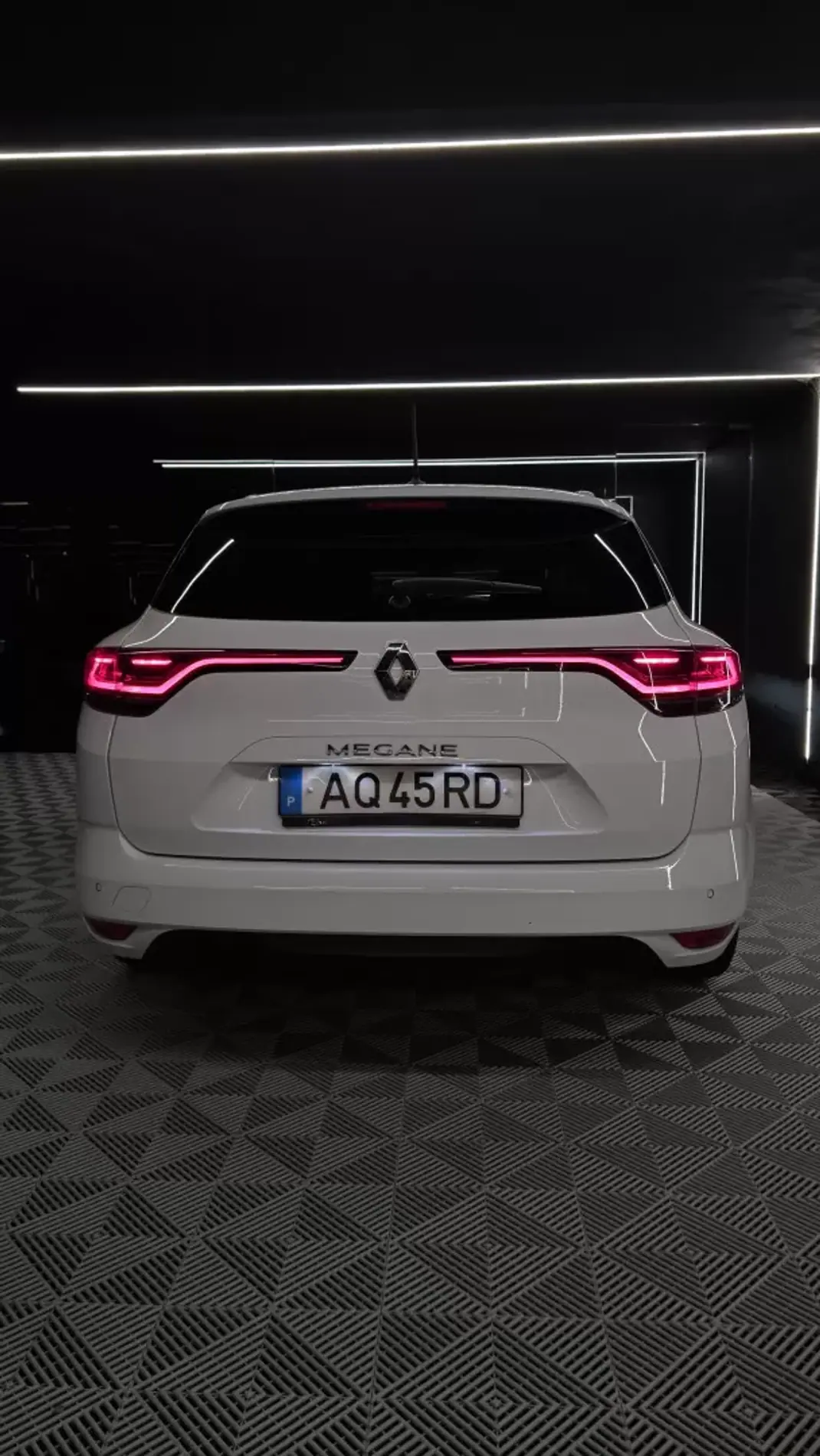 Renault Mégane Sport Tourer 2022 - 16750 EUR, 128121 km - AUTO.MOTO.pt - 128121km - foto 12 de 18