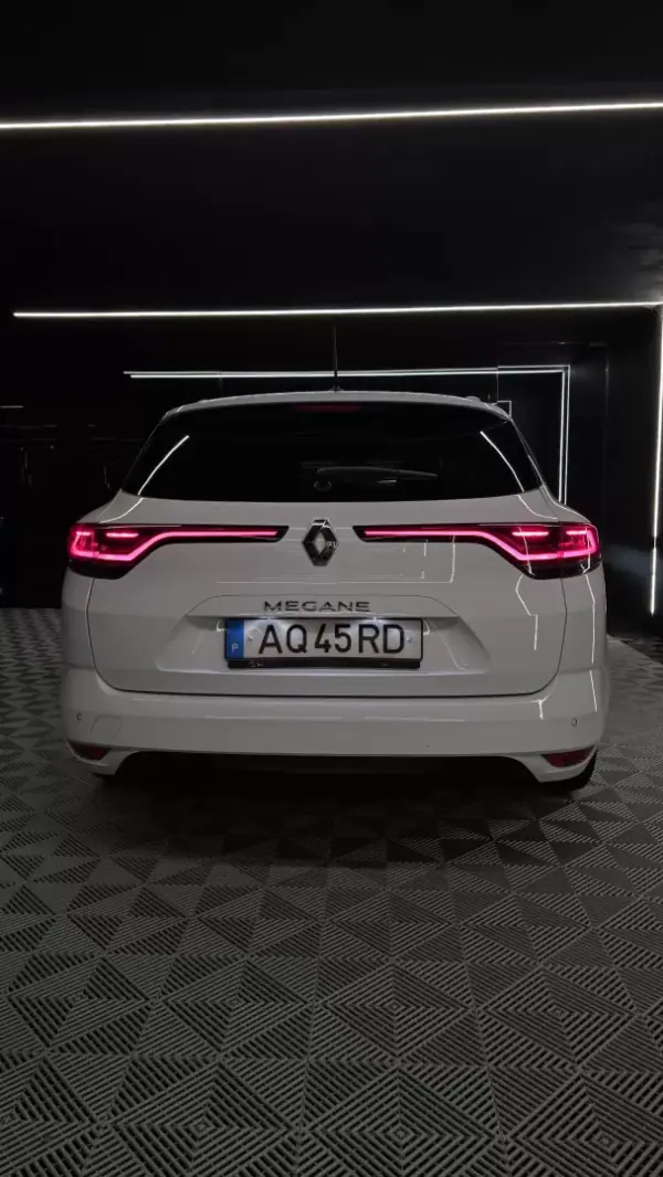 Renault Mégane Sport Tourer 2022 - 15750 EUR, 128121 km - AUTO.MOTO.pt - 128121km - foto 12 de 18