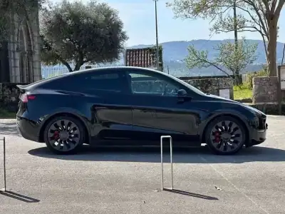 Tesla Model Y 2022 - 39999 EUR, 101000 km - AUTO.MOTO.pt - 101000km - foto 7 de 23
