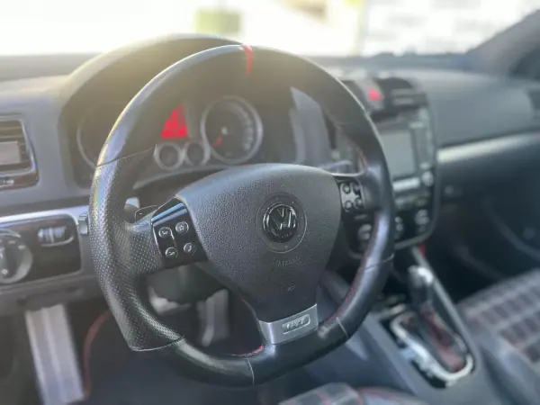 Volkswagen Golf 2007 - 17500 EUR, 220000 km - AUTO.MOTO.pt - 220000km - foto 9 de 15