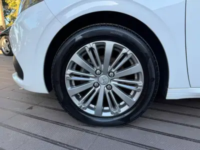 Peugeot 208 2019 — foto 6 de 20