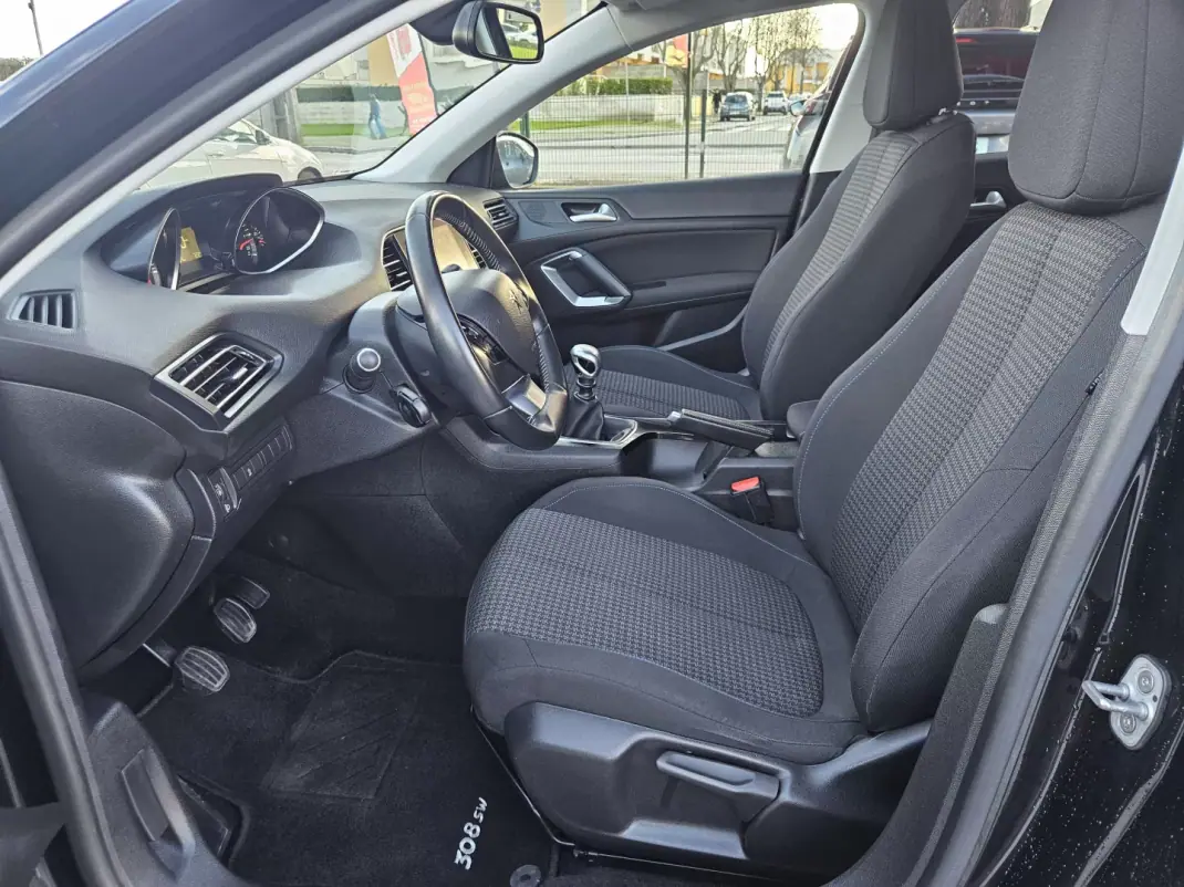 Peugeot 308 SW 2019 - 13800 EUR, 77780 km - AUTO.MOTO.pt - 77780km - foto 10 de 44