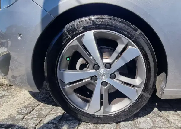 Peugeot 308 SW 2014 - 9250 EUR, 265000 km - AUTO.MOTO.pt - 265000km - foto 28 de 30