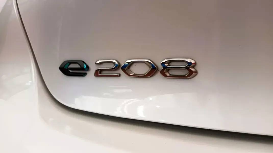 Peugeot e-208 2020 - 20490 EUR, 46617 km - AUTO.MOTO.pt - 46617km - foto 10 de 70