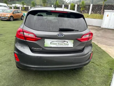 Ford Fiesta 2018 - 13490 EUR, 140000 km - AUTO.MOTO.pt - 140000km - foto 4 de 10