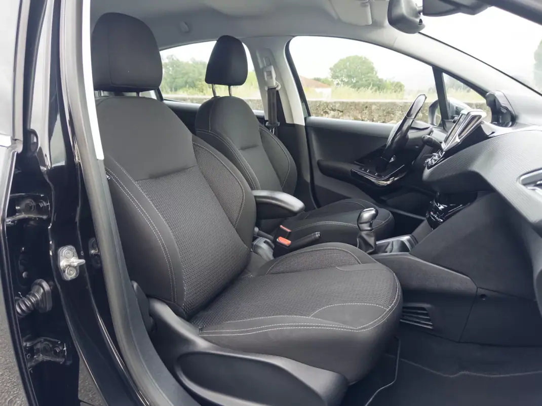 Peugeot 208 2018 - 10990 EUR, 181000 km - AUTO.MOTO.pt - 181000km - foto 32 de 38