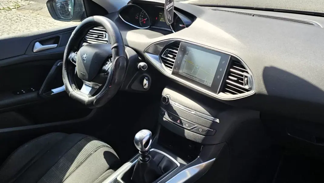 Peugeot 308 2015 - 9500 EUR, 180000 km - AUTO.MOTO.pt - 180000km - foto 19 de 20