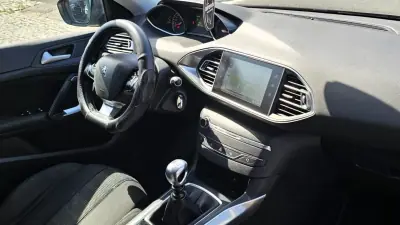 Peugeot 308 2015 - 9500 EUR, 180000 km - AUTO.MOTO.pt - 180000km - foto 19 de 20