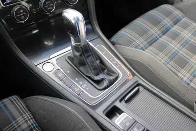 Volkswagen Golf 2015 - 12900 EUR, 233561 km - AUTO.MOTO.pt - 233561km - foto 22 de 27