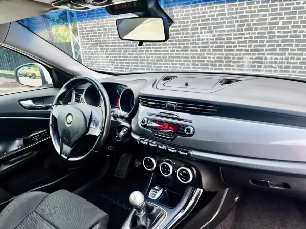Alfa Romeo Giulietta 2012 - 8750 EUR, 225000 km - 225000km - foto 2 de 8