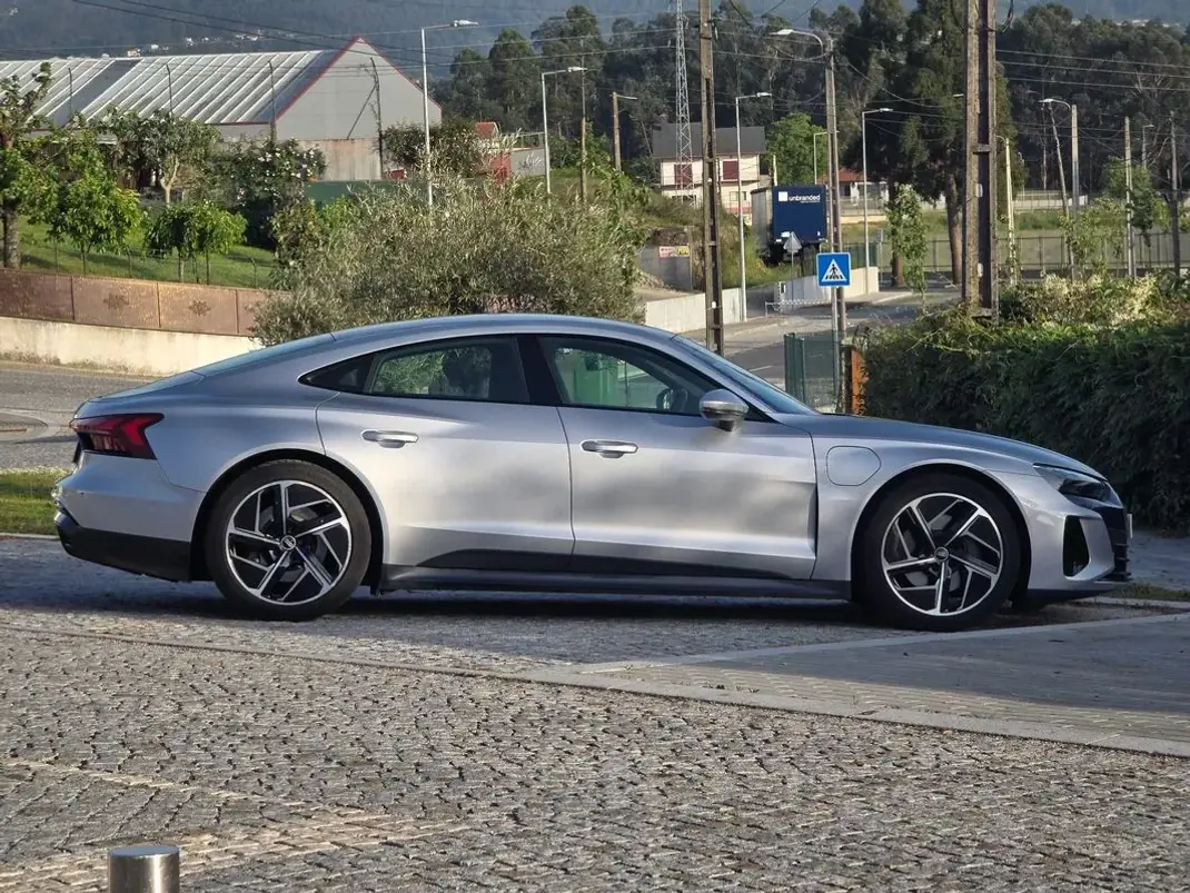 Audi e-tron GT 2021 - 52499 EUR, 100000 km - AUTO.MOTO.pt - 100000km - foto 10 de 46