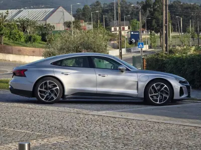 Audi e-tron GT 2021 - 52499 EUR, 100000 km - AUTO.MOTO.pt - 100000km - foto 10 de 46