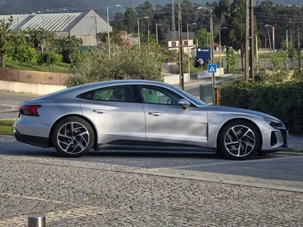 Audi e-tron GT 2021 - 52499 EUR, 100000 km - AUTO.MOTO.pt - 100000km - foto 10 de 46
