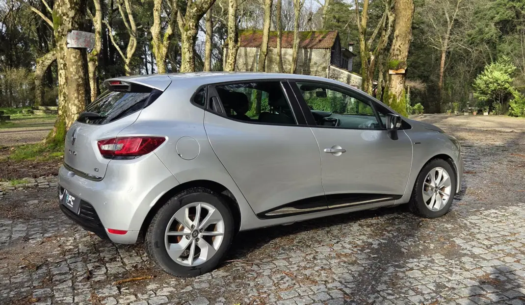 Renault Clio 2017 - 10950 EUR, 114000 km - AUTO.MOTO.pt - 114000km - foto 9 de 19