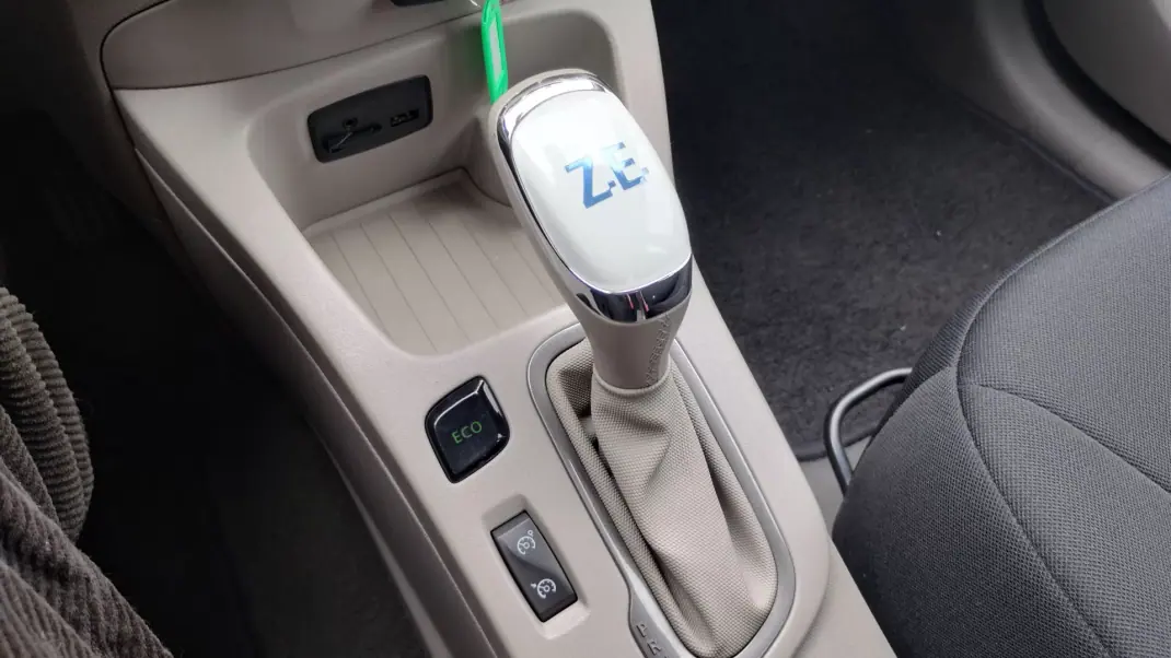 Renault Zoe 2019 - 12500 EUR, 70000 km - AUTO.MOTO.pt - 70000km - foto 27 de 28