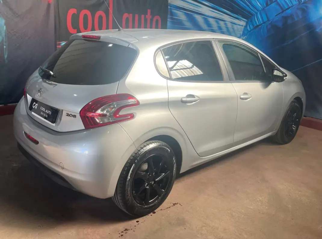 Peugeot 208 2013 - 6999 EUR, 195000 km - AUTO.MOTO.pt - 195000km - foto 14 de 35