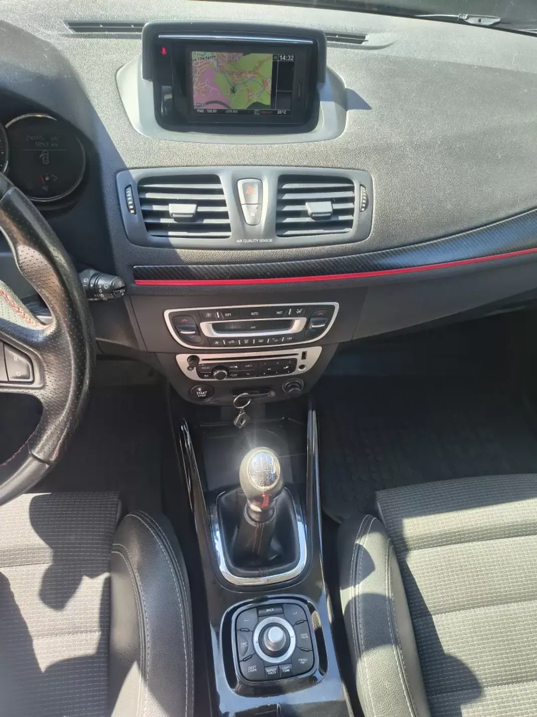 Renault Mégane 2012 - 8500 EUR, 240000 km - AUTO.MOTO.pt - 240000km - foto 13 de 26