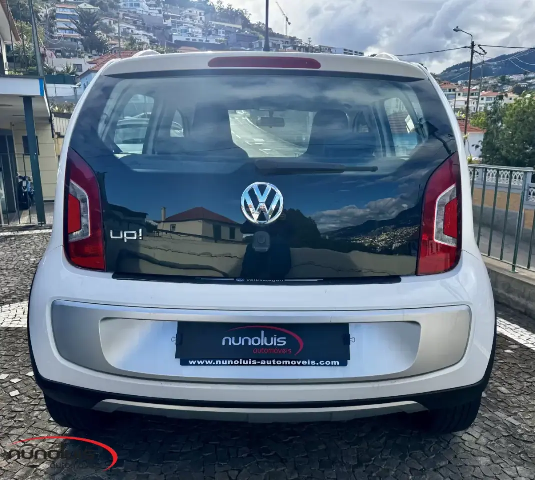 Volkswagen Cross Up! 2014 - 9950 EUR, 112304 km - AUTO.MOTO.pt - 112304km - foto 17 de 18