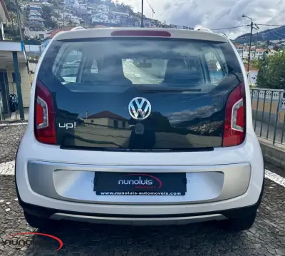 Volkswagen Cross Up! 2014 - 9950 EUR, 112304 km - AUTO.MOTO.pt - 112304km - foto 17 de 18