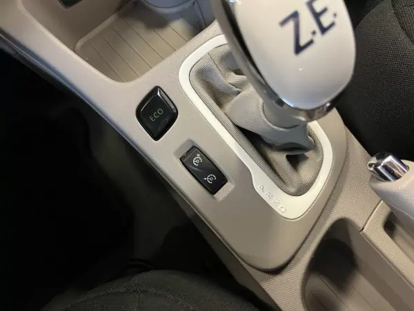 Renault Zoe 2018 - 10990 EUR, 130000 km - AUTO.MOTO.pt - 130000km - foto 31 de 36