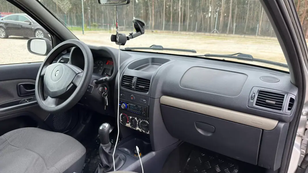 Renault Clio 2006 - 3500 EUR, 265000 km - AUTO.MOTO.pt - 265000km - foto 5 de 6