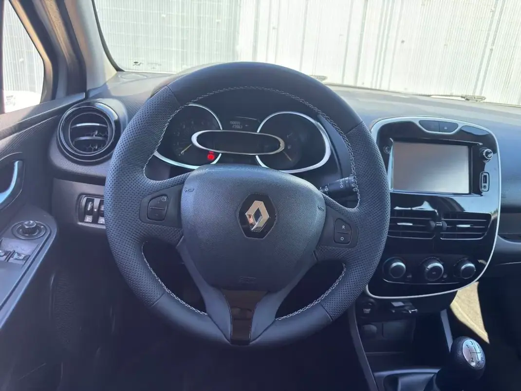 Renault Clio 2015 - 9950 EUR, 155000 km - AUTO.MOTO.pt - 155000km - foto 8 de 24