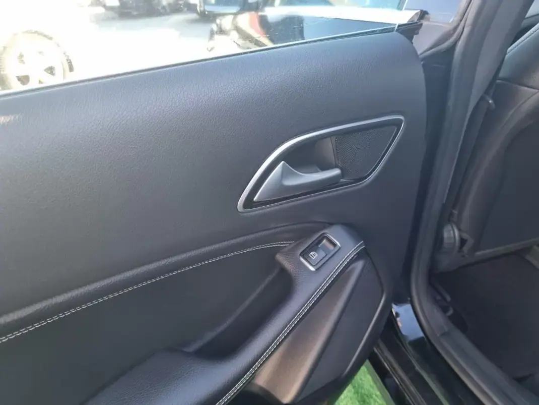 Mercedes-Benz CLA 220 2017 - 26900 EUR, 106416 km - AUTO.MOTO.pt - 106416km - foto 19 de 23