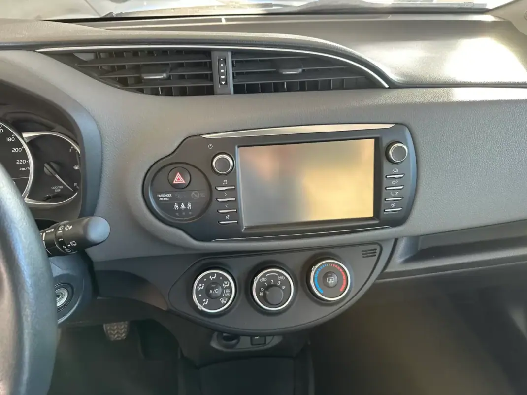 Toyota Yaris 2018 - 14900 EUR, 41312 km - AUTO.MOTO.pt - 41312km - foto 11 de 27